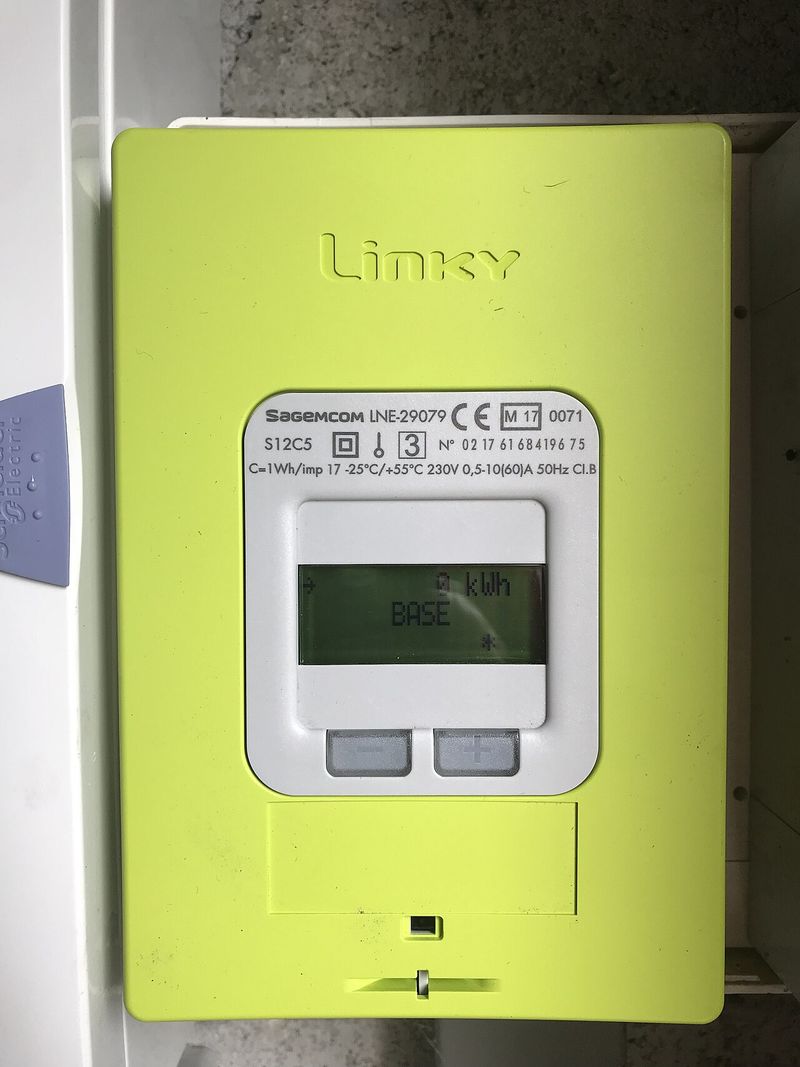 Compteur électrique communicant installé dans un logement en France